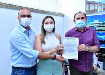 Prefeito de Floriano assina decreto que torna obrigatório o uso de máscaras em locais fechados