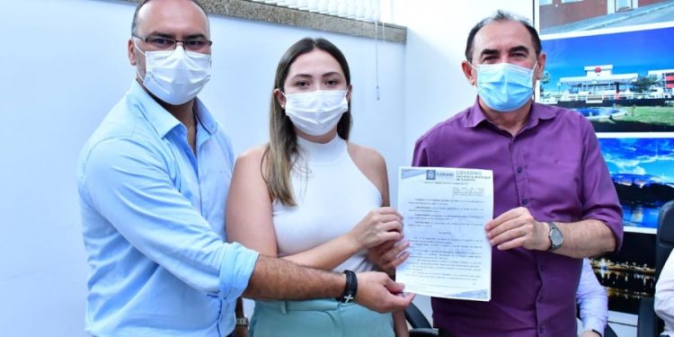 Prefeito de Floriano assina decreto que torna obrigatório o uso de máscaras em locais fechados