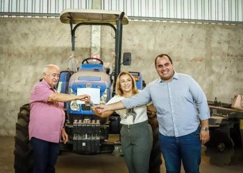 Prefeita Neidinha Lima recebe novo trator e implementos para Guadalupe