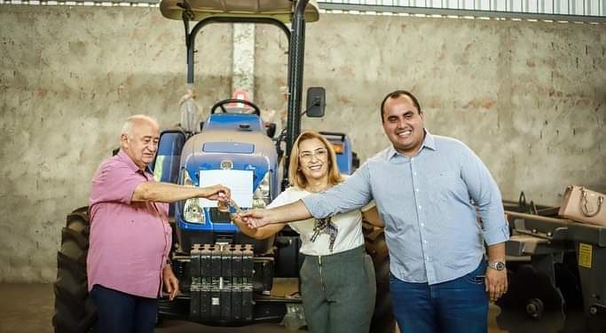 Prefeita Neidinha Lima recebe novo trator e implementos para Guadalupe