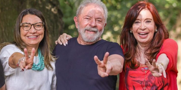 Cristina Kirchner é condenada a seis anos de prisão por corrupção