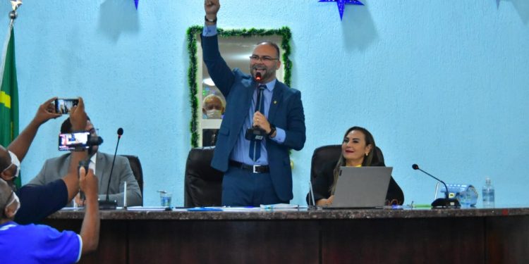 Vereador Joab Curvina vence eleição e é reconduzido para a presidência da Câmara Municipal de Floriano