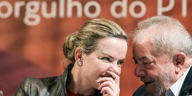 Ministro Nunes Marques envia à PGR pedido de investigação feito por Bolsonaro contra Lula e Gleisi