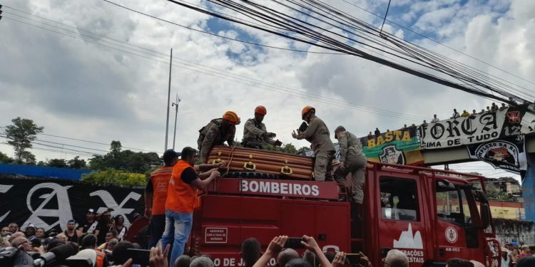 Maior ídolo do Vasco, Roberto Dinamite é sepultado em Caxias, no RJ