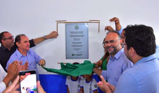 Vereadores de Floriano participam de entrega da reforma da Escola Municipal Dom Edilberto