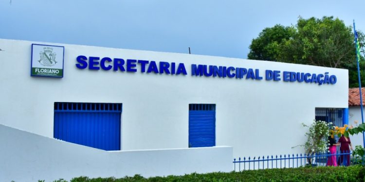 Prefeitura de Floriano entrega reforma completa e mobiliário da Secretaria de Educação