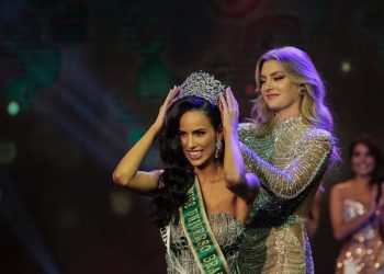 Miss Brasil Mia Mamede embarca para os Estados Unidos rumo ao Miss Universo
