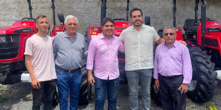 Produtores rurais são beneficiados com tratores em 3 cidades do Piauí