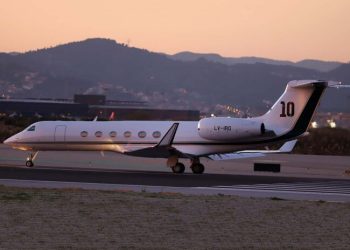 Após curtir férias, Lionel Messi viaja para Paris em seu jatinho com o número “10” na cauda