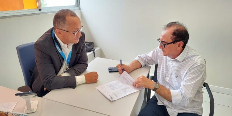 Prefeito Antônio Reis assina contrato de repasse para recuperação de estradas vicinais em Floriano