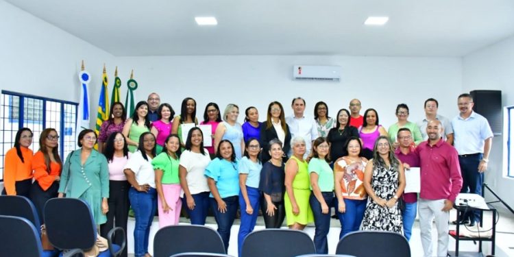 Prefeito Antônio Reis dá posse aos diretores escolares do município e garante piso nacional em Floriano