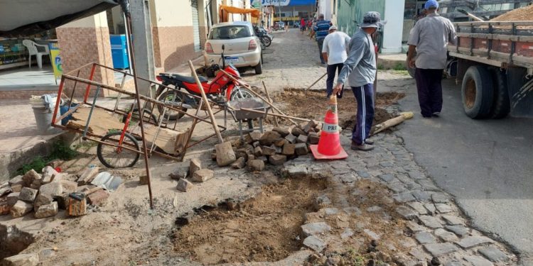 Operação tapa-buracos em ruas e avenidas de Floriano segue intensa em 2023