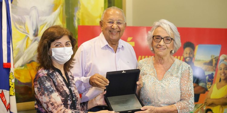 SOCIEDADE: Drª Amariles Borba é homenageada pelos 20 anos de relevantes serviços a saúde e MAIS…
