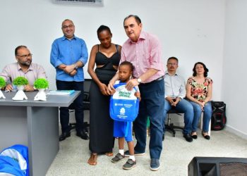 FLORIANO: Prefeitura inicia entrega de kits escolares para crianças matriculadas na rede municipal de ensino