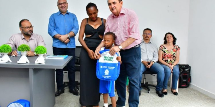 FLORIANO: Prefeitura inicia entrega de kits escolares para crianças matriculadas na rede municipal de ensino