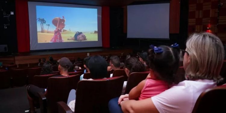 Governador Rafael Fonteles sanciona lei que obriga cinemas a realizarem sessões adaptadas para autistas no Piauí