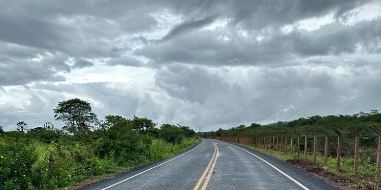 INHUMA: Governo do Estado asfalta nova rodovia na região do Território Vale do Sambito