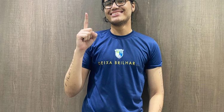 Com apenas 18 anos, João Eduardo Amorim Bastos Moura conquista o 1º lugar em Medicina na UFPI