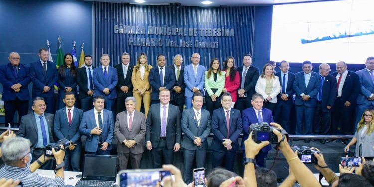 Na abertura do ano legislativo, Enzo Samuel cobra de Dr. Pessoa resolução de crises em Teresina