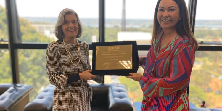 SOCIEDADE: Margareth Coelho entrega a ministra Cármen Lúcia placa comemorativa dos 50 anos do Sebrae e MAIS…