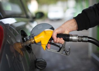 Preço da gasolina sobe 3% nos postos com repasse de reajuste da Petrobras