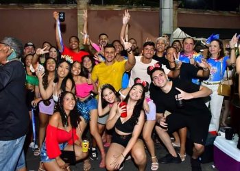 GUIA DO FOLIÃO: Bloco Cabaré das Virgens abriu o Carnaval de Floriano 2023