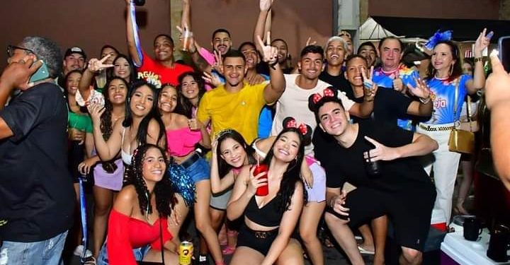 GUIA DO FOLIÃO: Bloco Cabaré das Virgens abriu o Carnaval de Floriano 2023