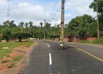 Estrada asfaltada com postes no meio causa acidentes na zona rural de Miguel Alves