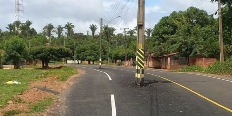 Estrada asfaltada com postes no meio causa acidentes na zona rural de Miguel Alves