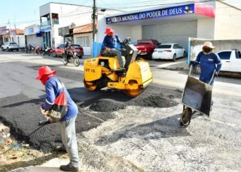 Prefeitura de Floriano retoma operação tapa-buracos em ruas e avenidas do centro