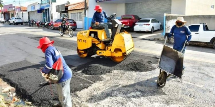 Prefeitura de Floriano retoma operação tapa-buracos em ruas e avenidas do centro
