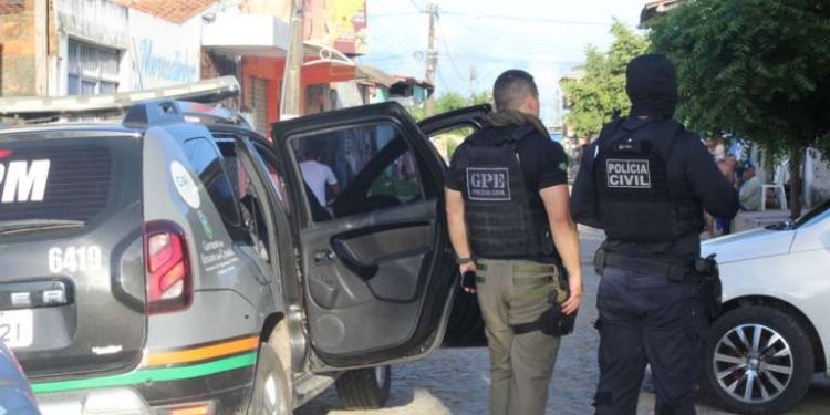 4 pessoas são presas pela manhã e 5 serão presas durante a tarde acusadas de tráfico de drogas em Floriano