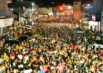 Segundo arrastão com Dany Melody fez multidão delirar de alegria no carnaval de Floriano