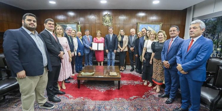 SOCIEDADE: A posse da Senadora Jussara Lima foi prestigiada em BSB e MAIS…