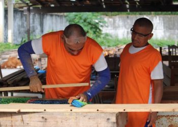 Internos fabricam móveis na marcenaria da Penitenciária de Parnaíba