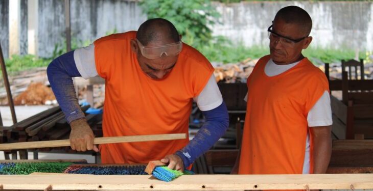 Internos fabricam móveis na marcenaria da Penitenciária de Parnaíba