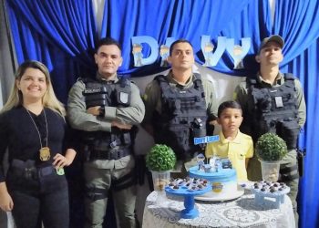 Guarnição da 2°CIA do 23° BPM de Elesbão Veloso participa de aniversário de criança fã da Polícia Militar