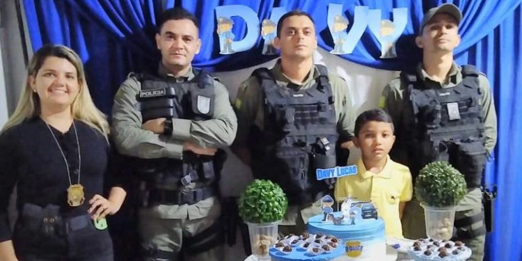 Guarnição da 2°CIA do 23° BPM de Elesbão Veloso participa de aniversário de criança fã da Polícia Militar