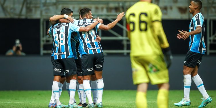 Grêmio vence no Mané Garrincha e avança na Copa do Brasil