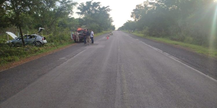 Motorista morre ao colidir com árvore em Floriano e dois passageiros ficam gravemente feridos