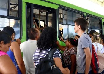 CRISE NO TRANSPORTE COLETIVO: Entidades protestam por transporte público de qualidade em Teresina