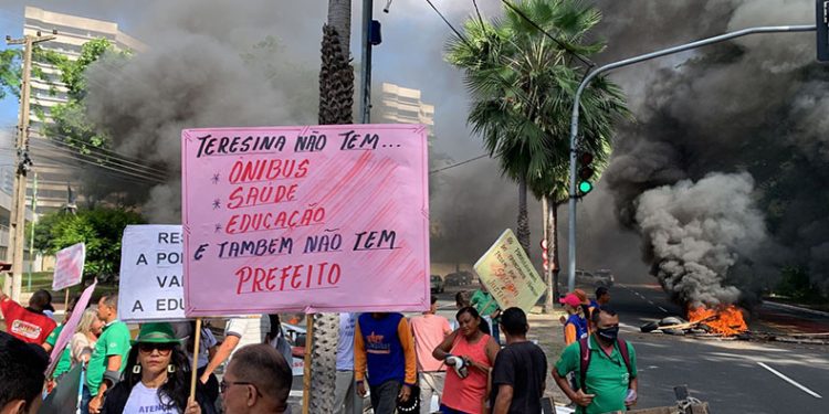 CRISE NO TRANSPORTE COLETIVO: Em ato unificado, entidades ateiam fogo e fecham Av. Marechal por ônibus em Teresina