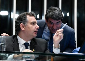 Senadores definem que vão trabalhar apenas 3 dias por semana e 3 semanas por mês em Brasília