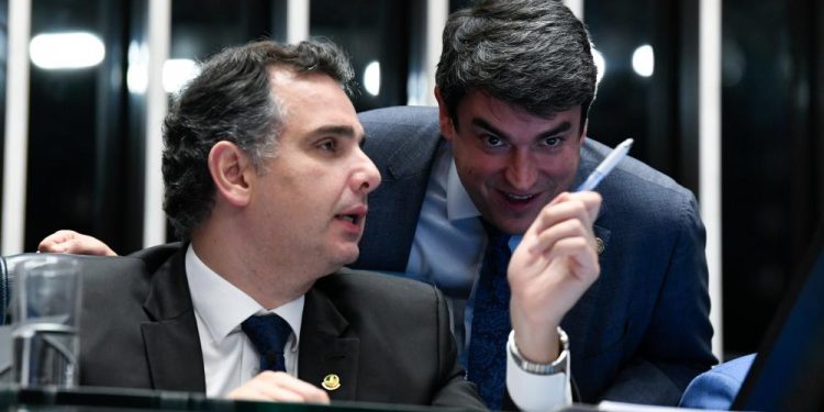 Senadores definem que vão trabalhar apenas 3 dias por semana e 3 semanas por mês em Brasília