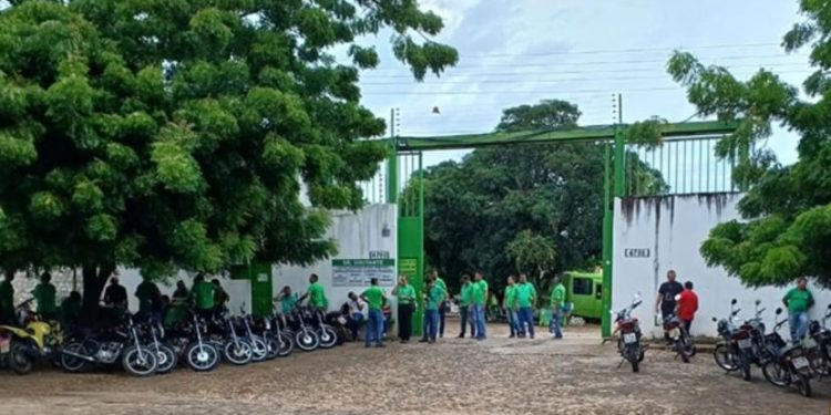 CRISE NO TRANSPORTE COLETIVO: Com salários atrasados motoristas mantêm paralisação de ônibus da zona Sudeste