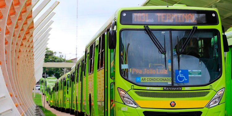 Governdaor Rafael Fonteles sanciona lei que zera IPVA de ônibus e motos e reduz dívidas em 90%