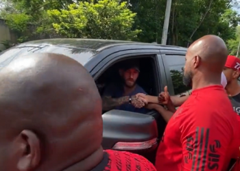 Leo Pereira, do Flamengo, é cobrado por torcedores na chegada ao Ninho do Urubu