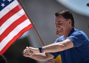 Ex-presidente Jair Bolsonaro emite passagem aérea de retorno para o Brasil