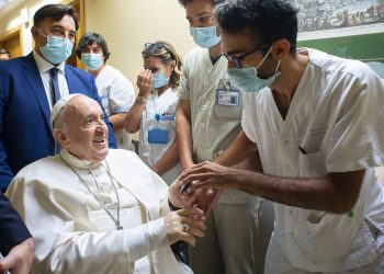 Papa Francisco deverá ter alta neste sábado (1º) e participa das comemorações de Páscoa