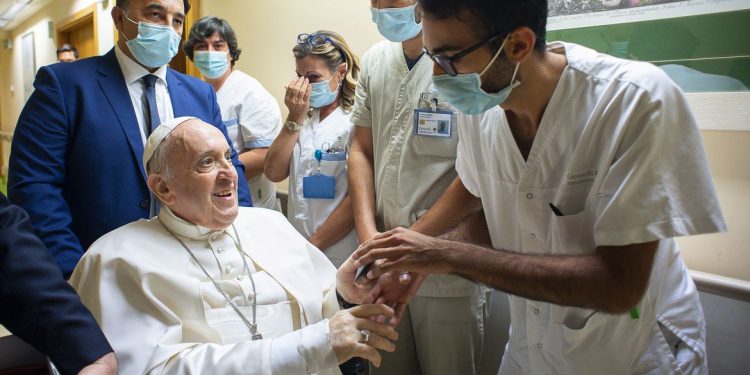 Papa Francisco deverá ter alta neste sábado (1º) e participa das comemorações de Páscoa